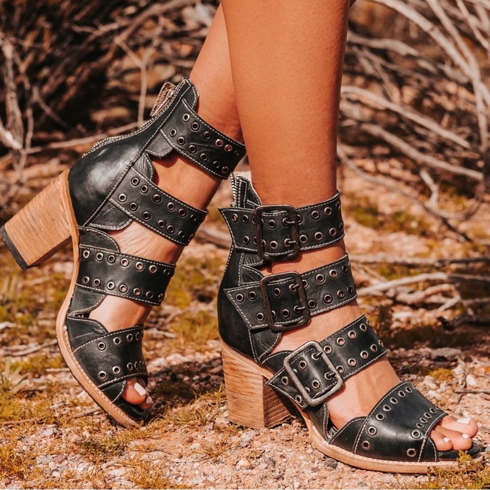 NIB Freebird Blake Sz 11 Black Buckle Zip Sandals
BRAND NEW